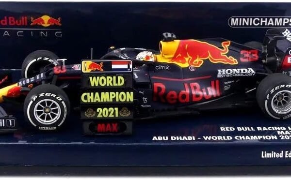 Minichamps Red Bull Racing RB16B Max Verstappen World Champion 2021 - Winner Abu Dhabi with Pitboard